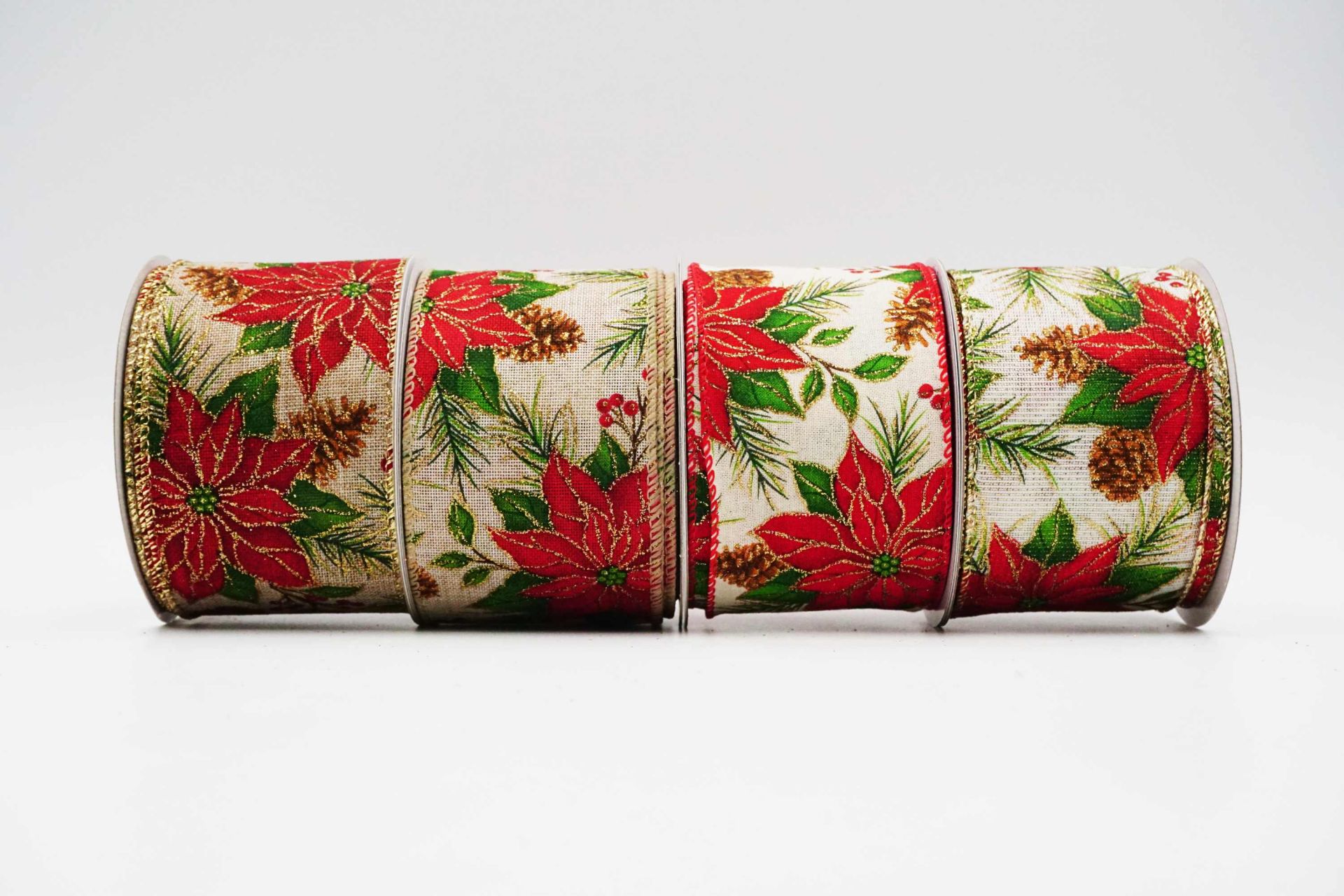 Изысканная ленточка с пуансеттией